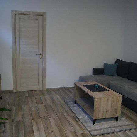 Apartman Una เซรมสกี คาร์ลอฟซี ภายนอก รูปภาพ