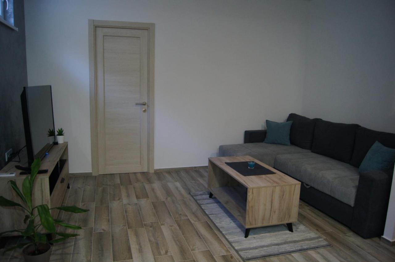 Apartman Una เซรมสกี คาร์ลอฟซี ภายนอก รูปภาพ